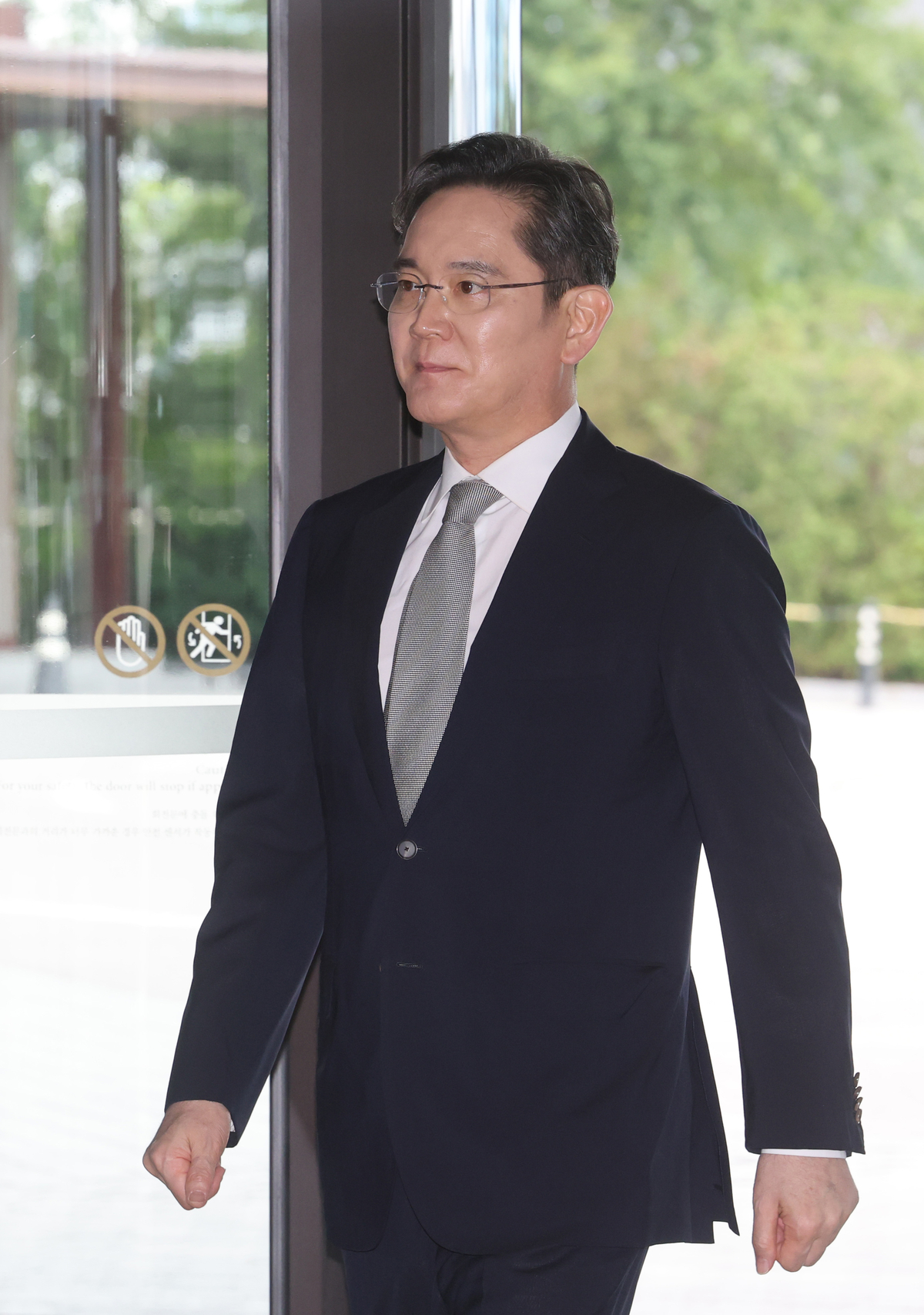 \"李在鎔サムスン電子会長が1日、ソウル中区の新羅ホテルで開かれた2026年サムスンホアム賞授賞式に出席するため移動している。聯合ニュース\"