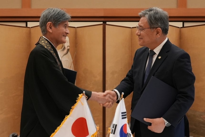 \"ホ・ミン国家遺産庁長が4月18日、日本で佐藤孝男高徳院住職と寄贈協約式を締結し握手している。高徳院は昨年「観月堂」を返還したこともある。写真提供＝国家遺産庁\"