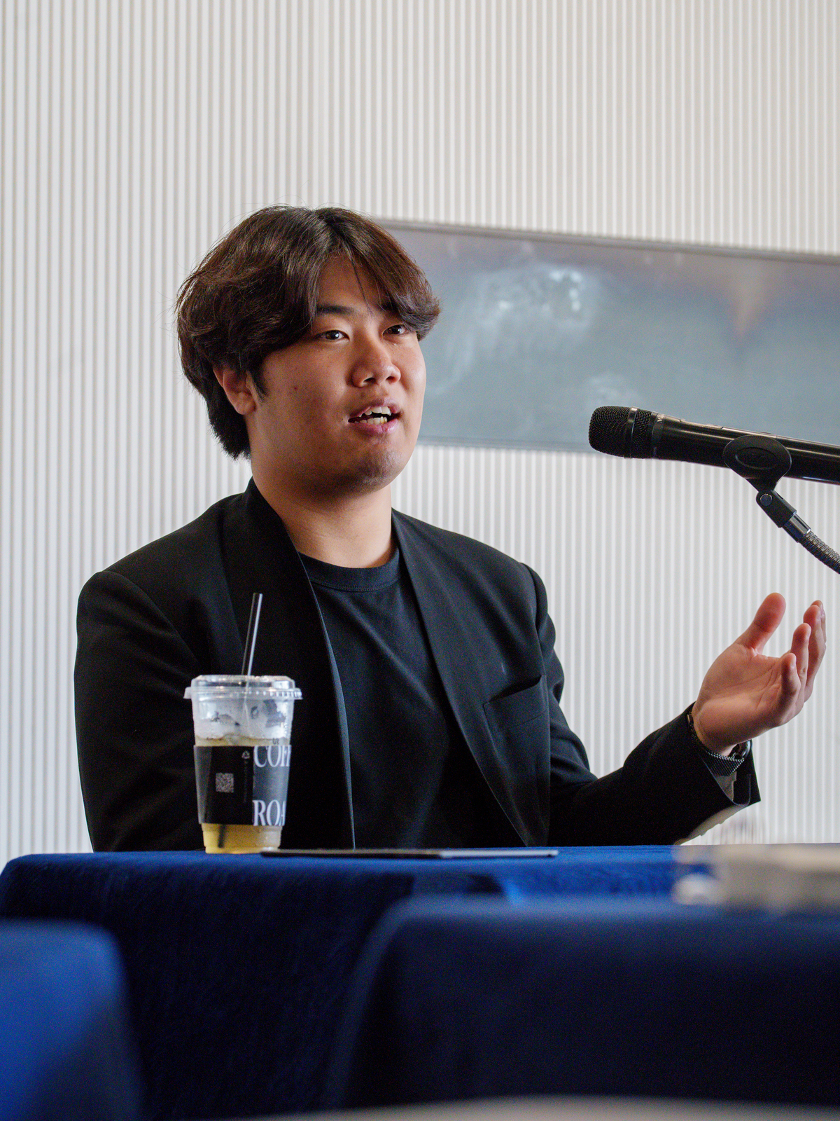 \"ピアニストのソンユルが先月28日、ソウル・マポアートセンターで記者の質問に答えている。マポ文化財団提供\"