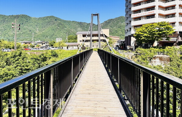 栃木県・鬼怒川温泉の名所、鬼怒楯岩大吊橋が鬼怒川上に架かっている／写真＝パク・ジヌ特派員 ⓒポイント経済