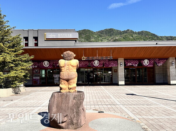 栃木県・鬼怒川温泉駅前に温泉街の象徴である鬼の像が立っている／写真＝パク・ジヌ特派員 ⓒポイント経済