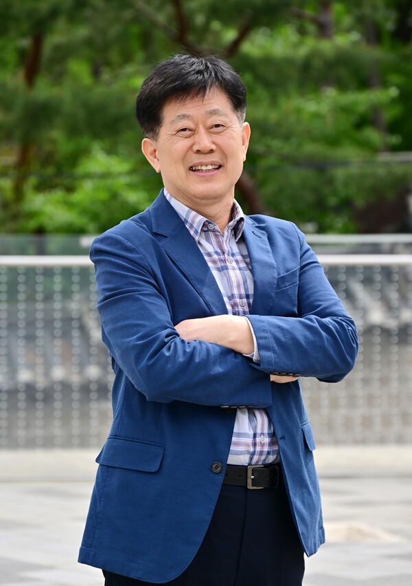 初詩集『一人で咲いても、遅れて咲いても日差しは来る』を刊行したヤン・ギョンソク政策顧問。事業家や放送局のプロデューサーなどを経て、昨年7月にソウル市議会に合流し、公職に就いている。ソウル市議会提供