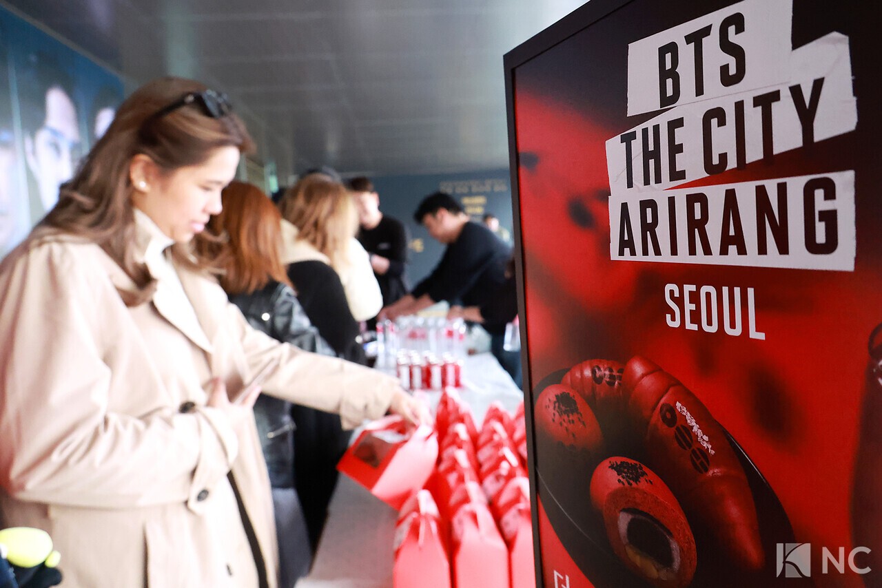 グループ防弾少年団（BTS）のカムバックライブ公演を翌日に控えた20日午後、ソウル鍾路区光化門広場近くのカフェで防弾少年団パッケージF&Bセットが販売されている。写真=キム・ギュビン記者