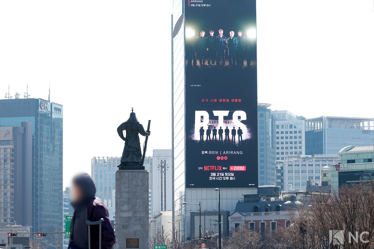 防弾少年団のカムバックライブ公演を1週間前に控えた13日、ソウル鍾路区光化門広場近くの電光掲示板にBTSカムバック公演の広告が流れている。写真=キム・ギュビン記者