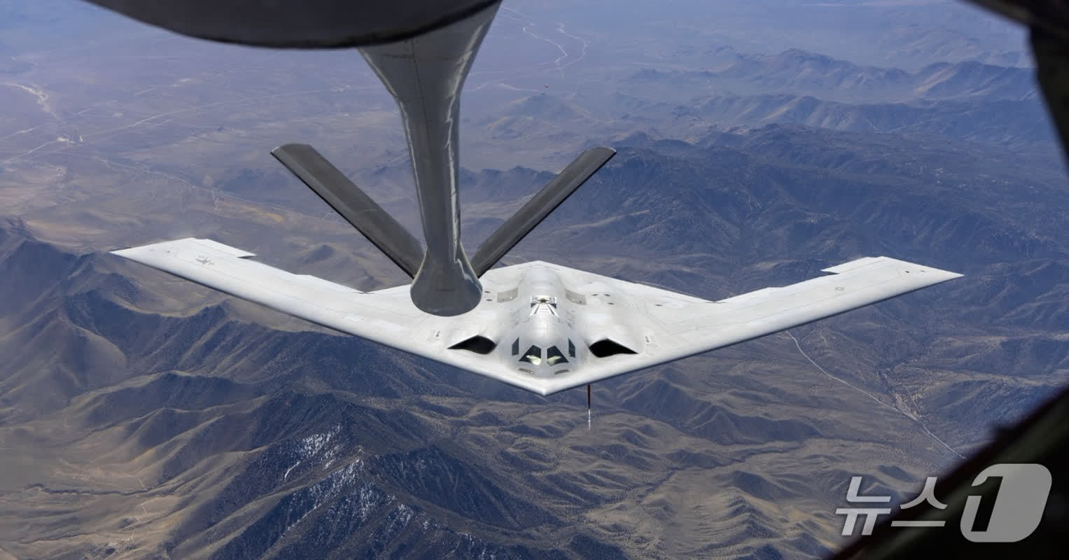 33年ぶりの新型ステルス爆撃機B-21を公開――米空軍が狙う「沈黙の暗殺者」の正体とは