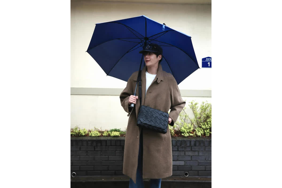春の雨の日、男のためのシネマティックコーデ