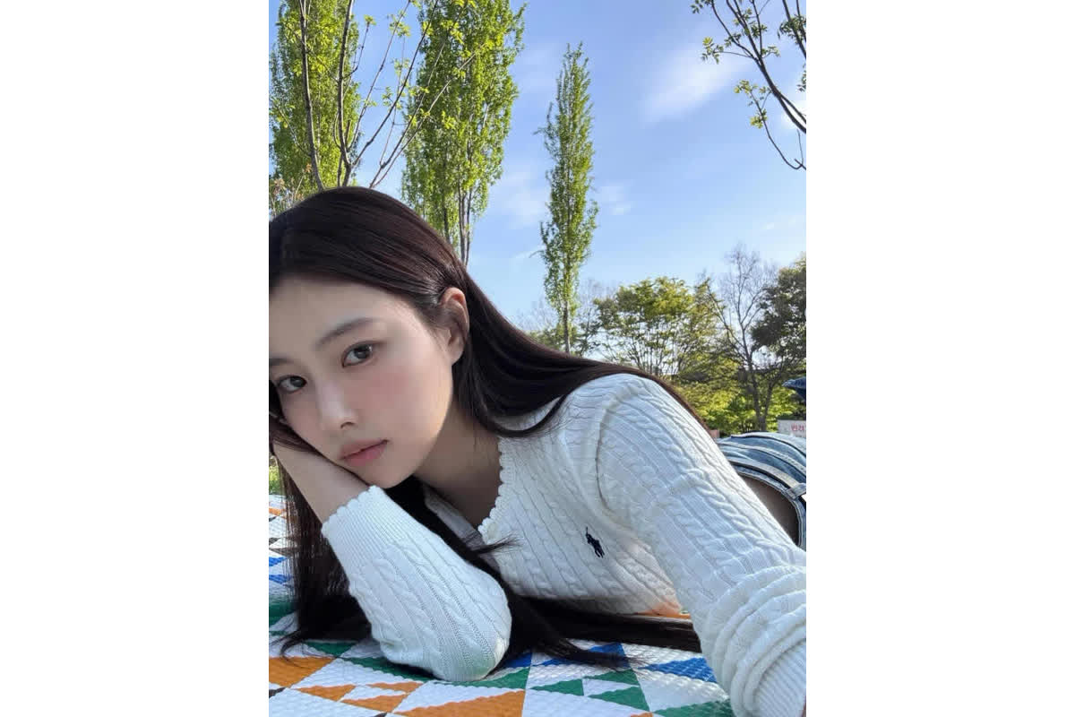 春の訪れ、強い白ニットでデニムコーデを楽しむ！