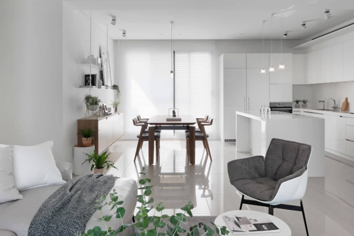 How This Elegant White House Balances Aesthetic and Functionality: A Must-See!