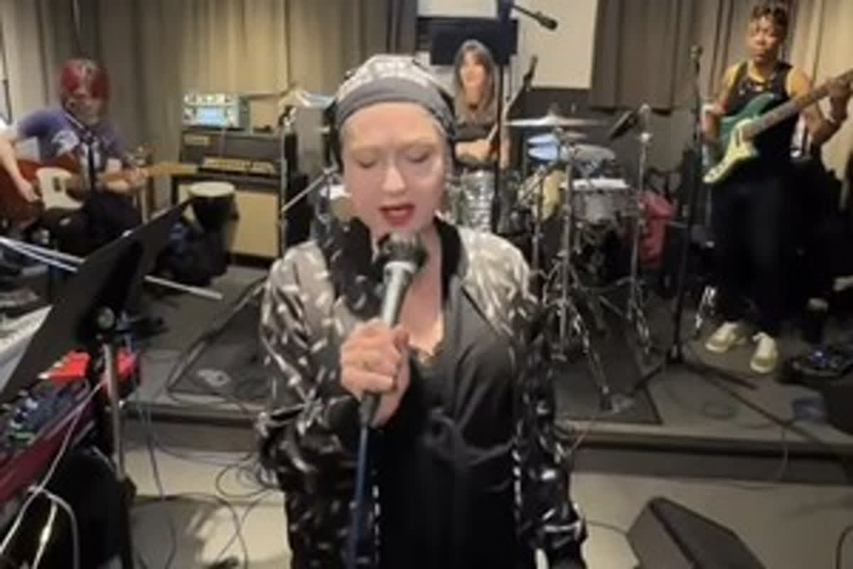 “I’m From Brooklyn” — Cyndi Lauper Fires Back at Heckler in Vegas