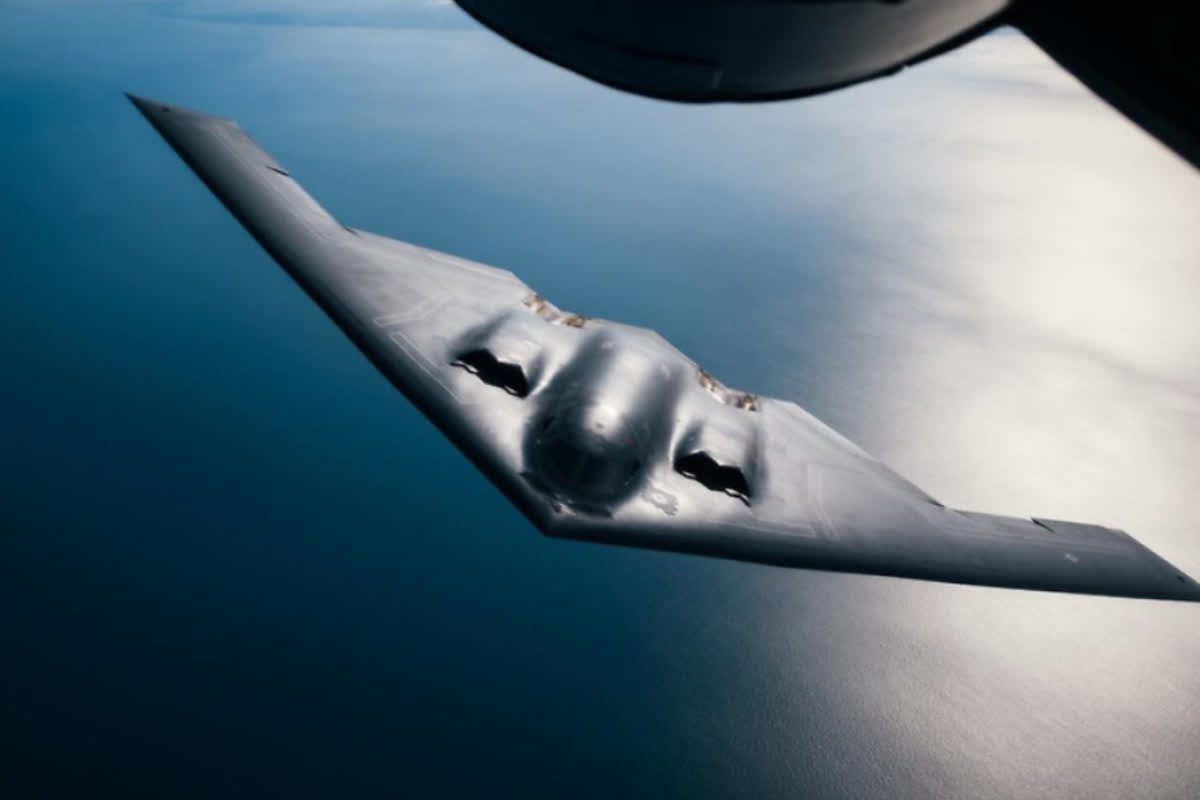 米軍の極秘兵器B-21が初公開！「空の暗殺者」が隠し持つ衝撃のスペックとは