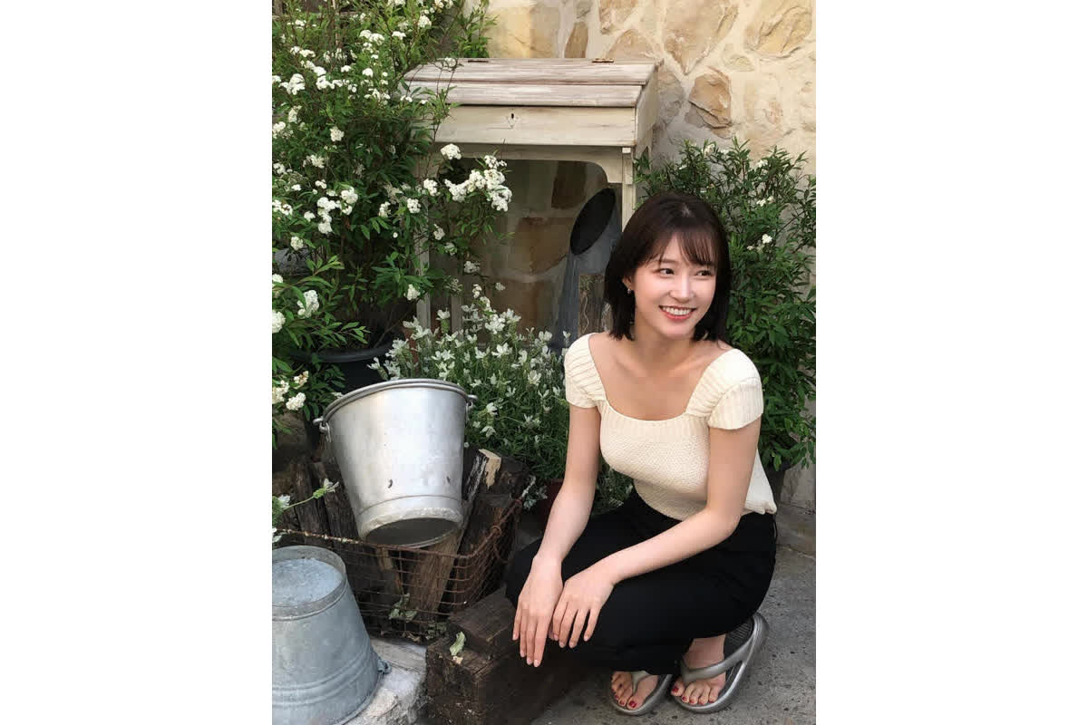 Discover Seo Ji-hye’s Spring Daily Look: Square Neck Cream Knit Top and Black Pants