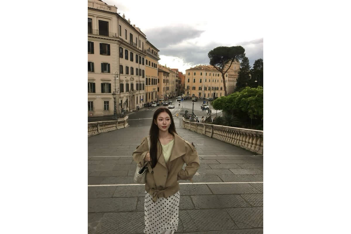 ローマの街並みに溶け込む美学――ソン・ジウが魅せたクラシックな旅行スタイルとは