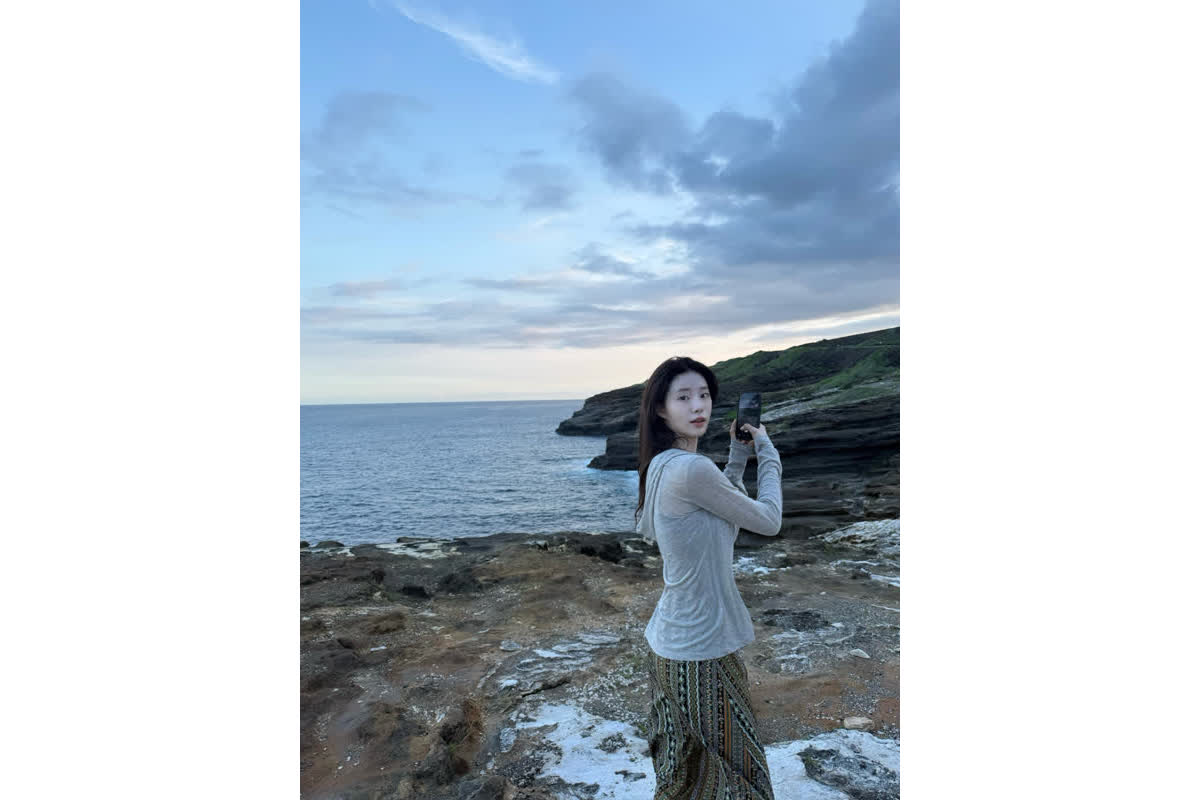 グレーのニット1枚で完成――女優シンシアがハワイで見せた理想の旅行コーデ