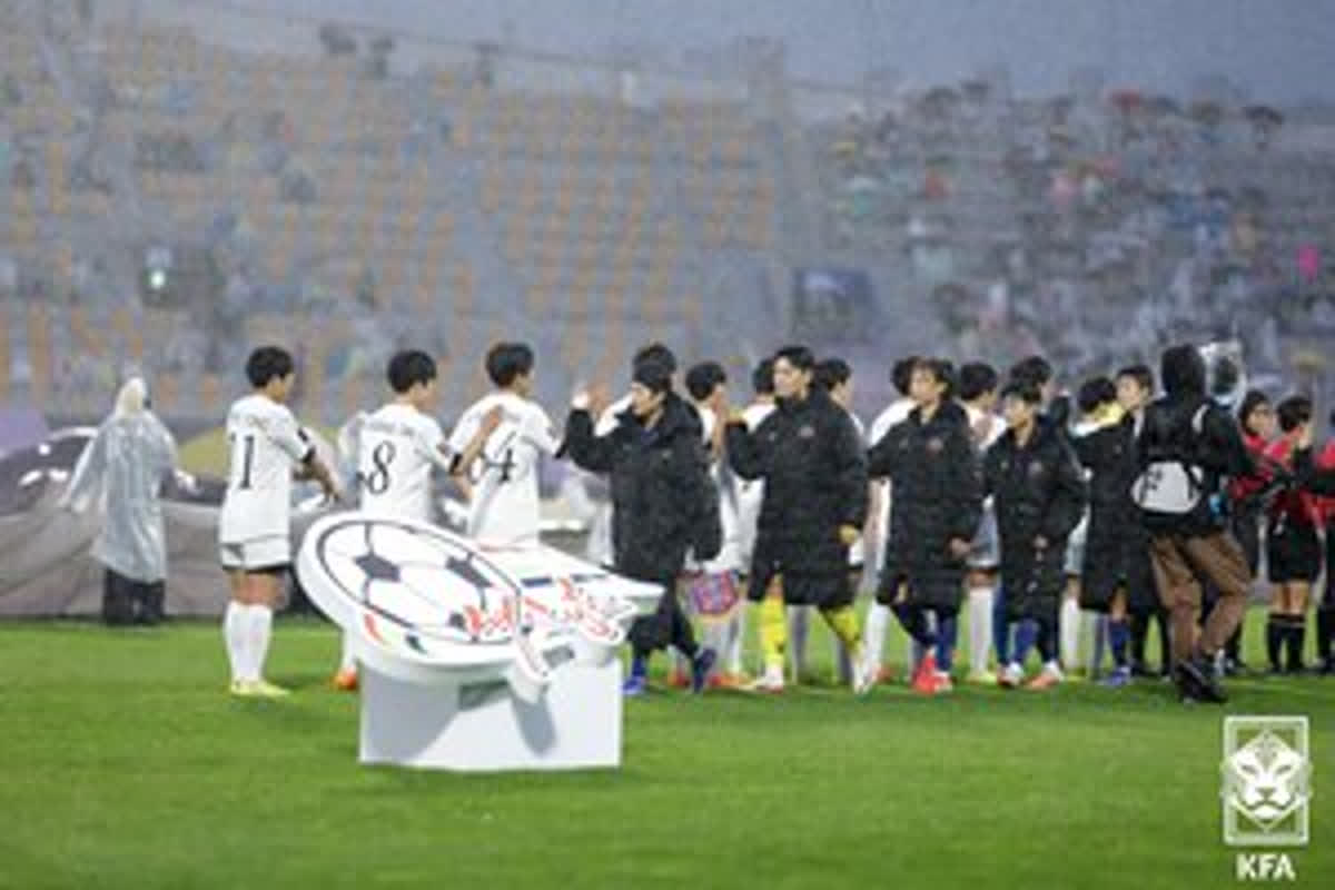握手拒否の過去から一変――南北女子サッカー対決で見せた、歴史的な「和解」の瞬間とは