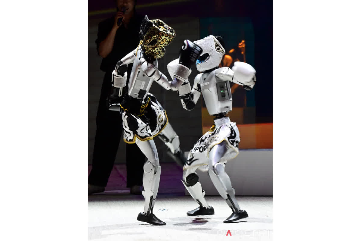 ロボットが人間とランウェイを歩く？韓国で世界初開催された『MACH33』の衝撃