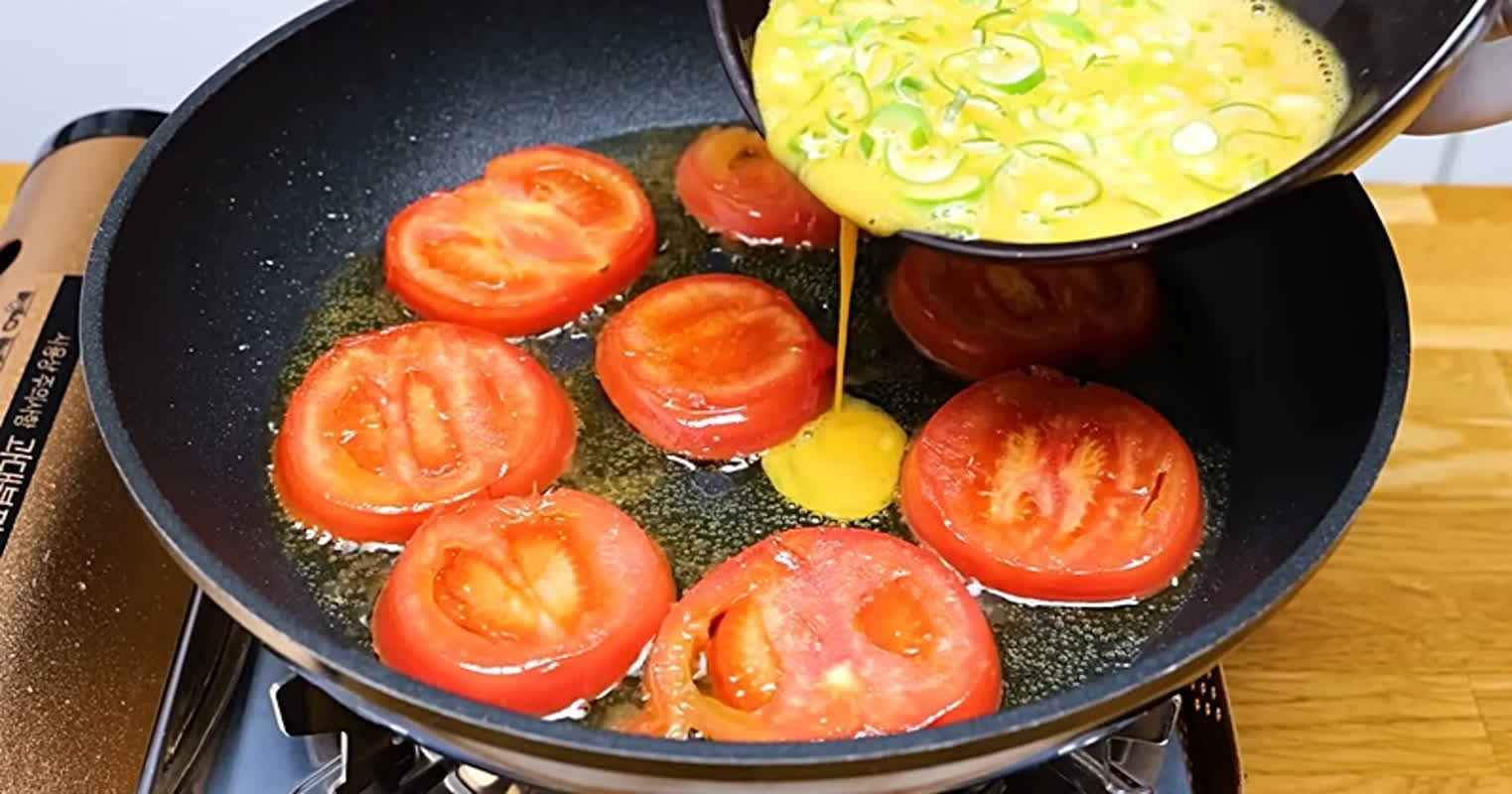 The 10-Minute Breakfast Doctors Secretly Love: Tomato Egg Pancakes