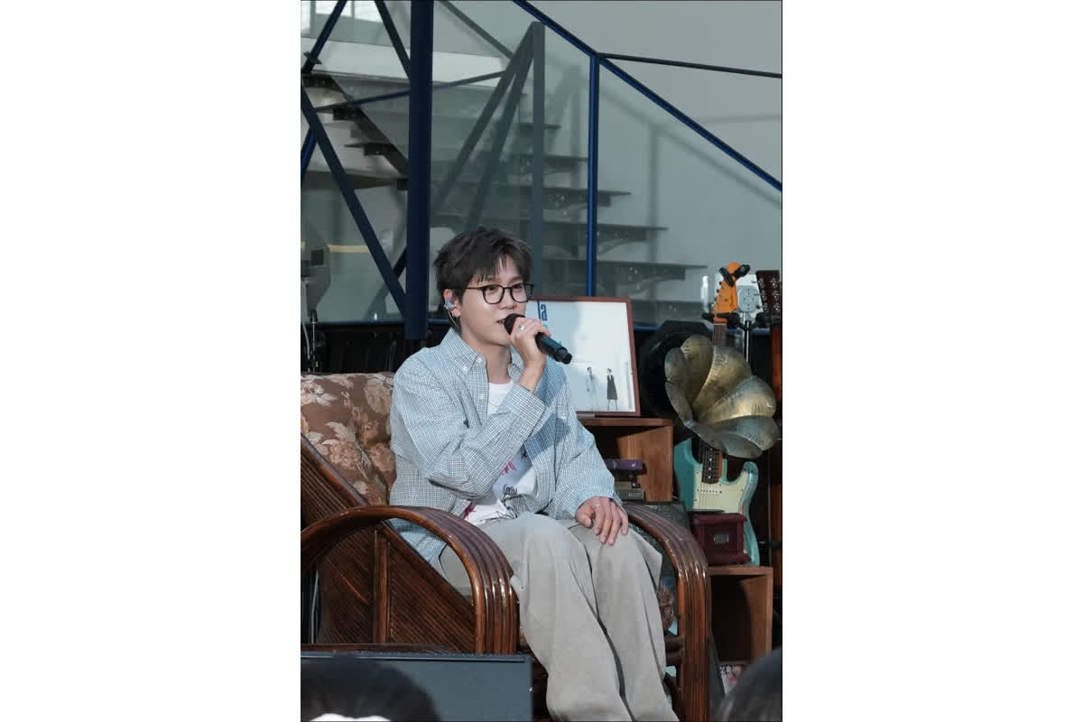 アトリエに変貌した音楽空間へ――韓国シンガーソングライター、ホームジョンが魅せた特別な舞台裏