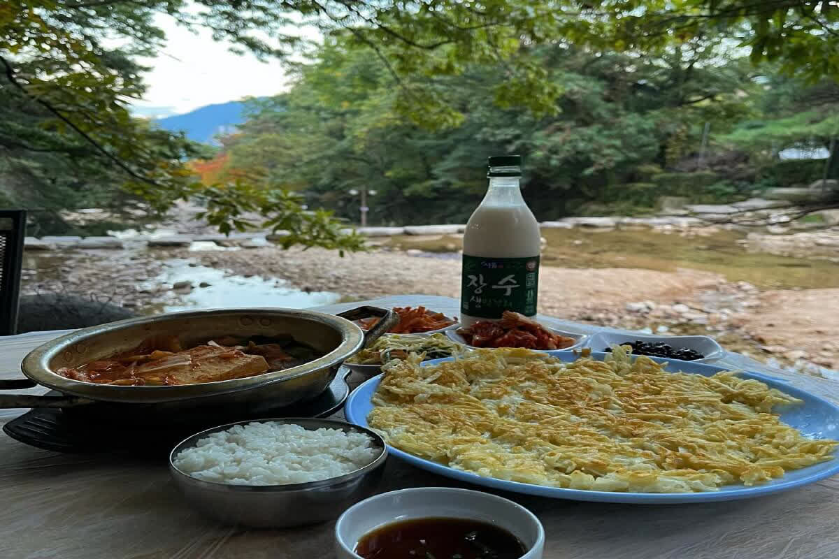 足を浸して食事ができる！？韓国の渓谷レストラン5選。涼を感じる至福のひととき