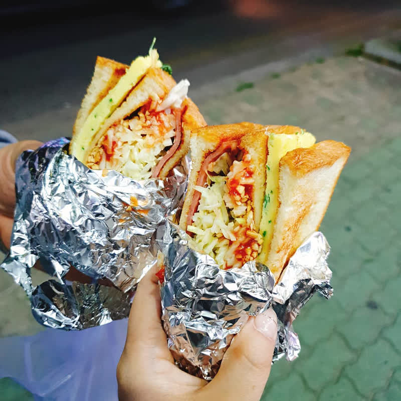 ホットクを挟む！？韓国で中毒者続出の「屋台トースト」名店5選