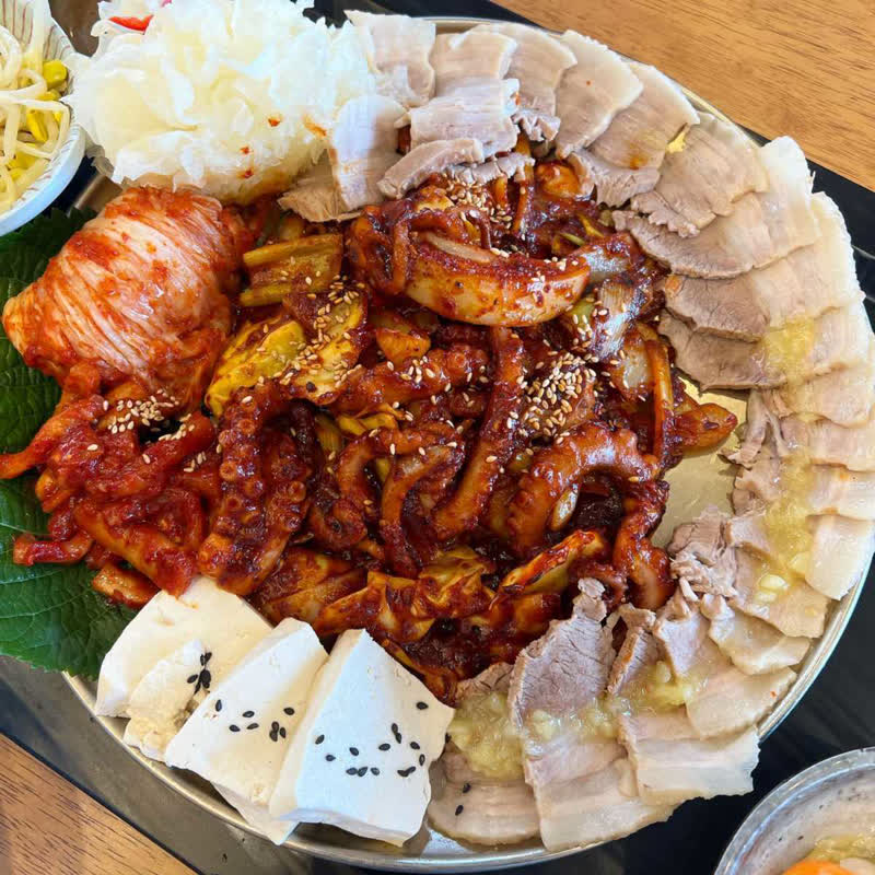皿の上でまだ動く！？韓国の絶品グルメ「ナクチ」が虜にする驚きの食感とは