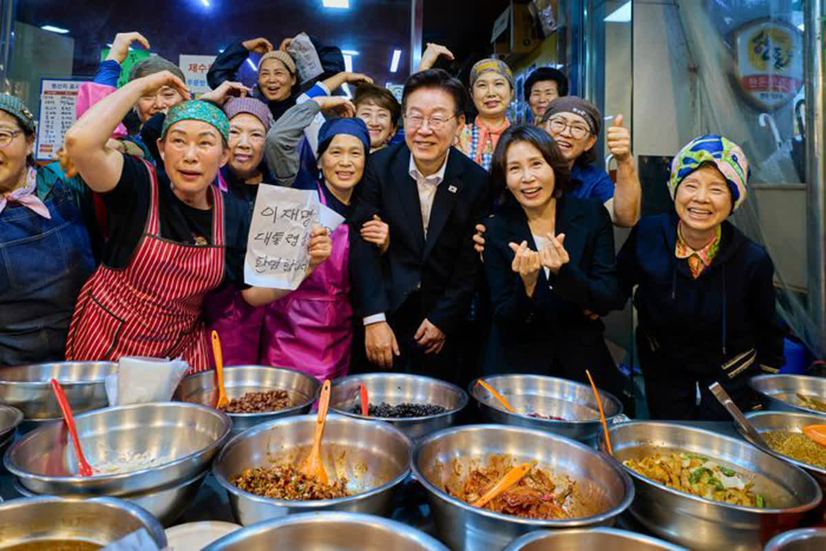 釜山のチャガルチ市場を訪問した大統領夫妻――食卓に並んだ「天然アワビ」の味とは