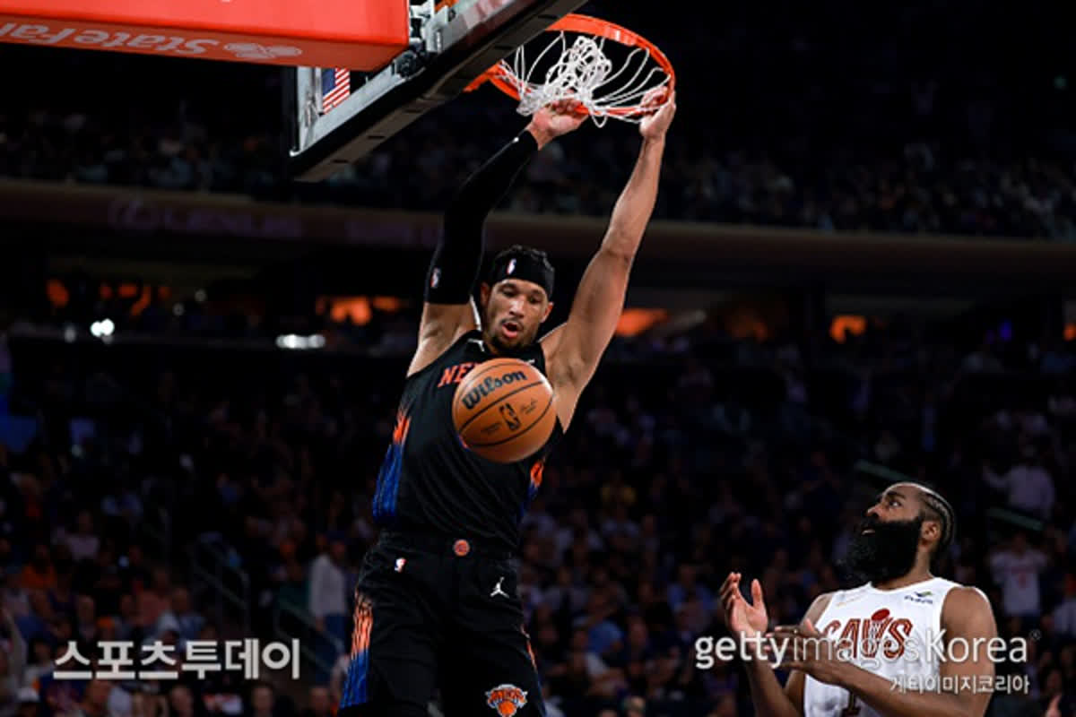 Knicks Take 2-0 Lead as Cleveland Collapses in Eastern Conference Finals