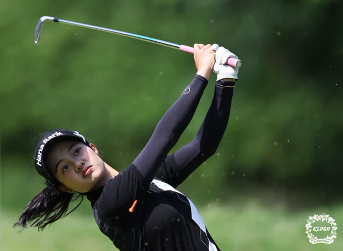 5 Straight Birdies Propel Former Duke Star to Solo Lead in KLPGA