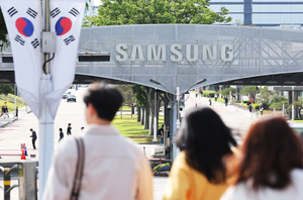 Samsung’s $23B Bonus Windfall Sparks Fight Over Fair Pay