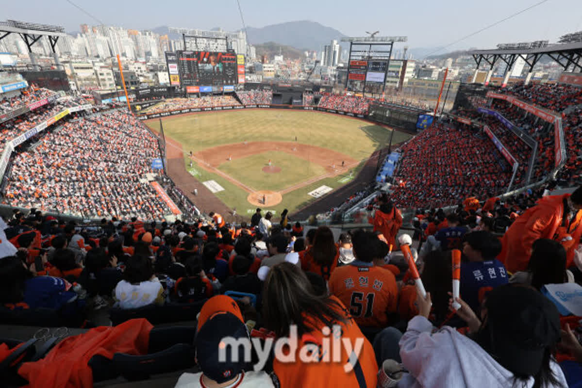 Packed Stands: Hanwha Eagles Achieve 19th Home Sellout This Season!