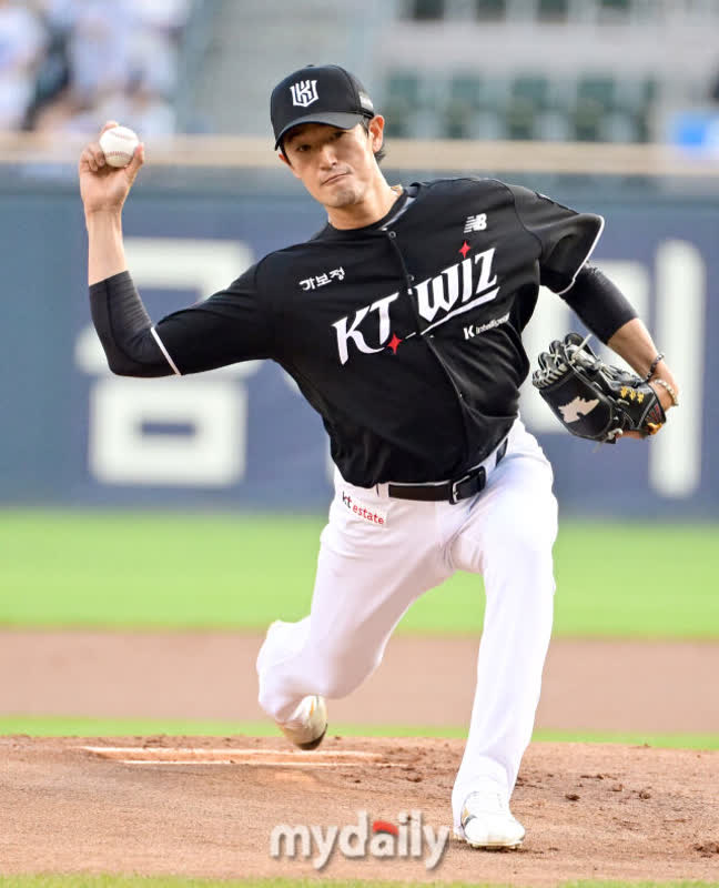 Ko Young-pyo Dominates for KT Wiz in High-Stakes KBO Showdown