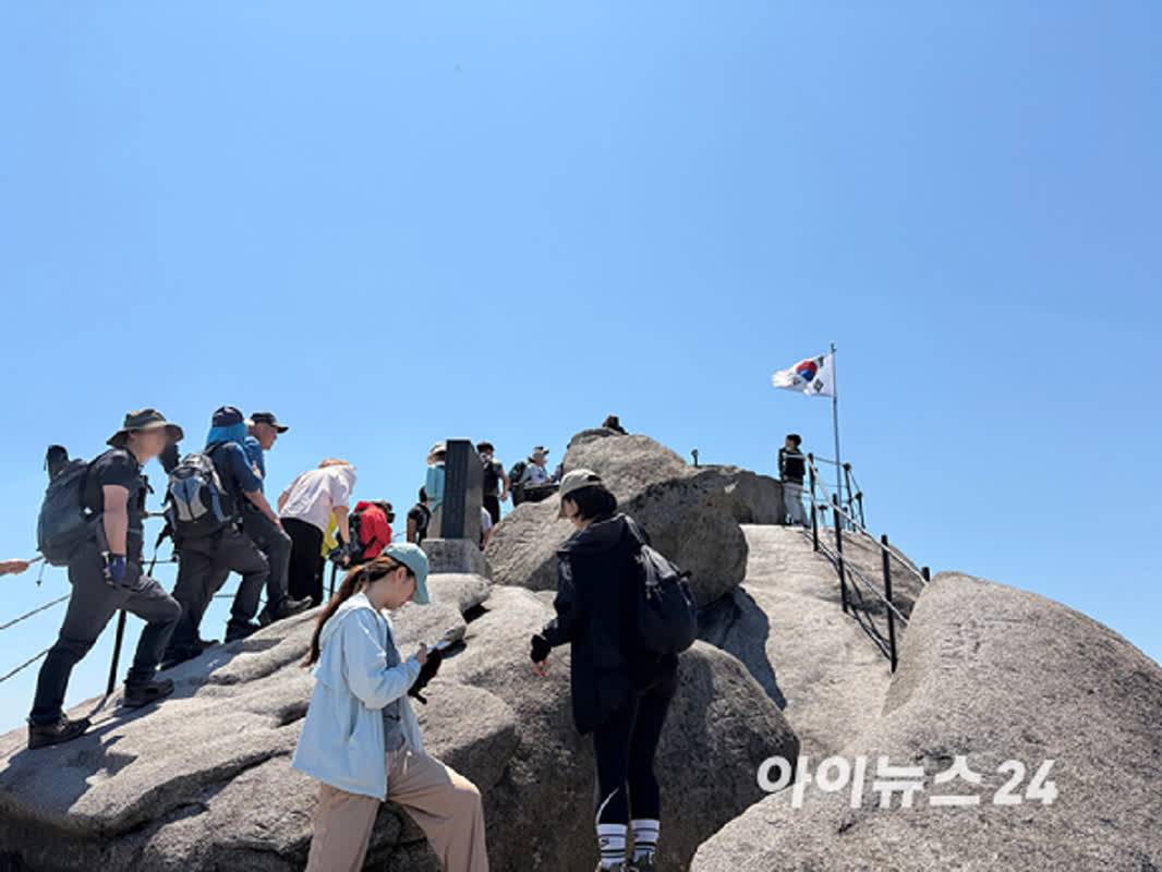 春の陽気に北漢山登山客が殺到！
