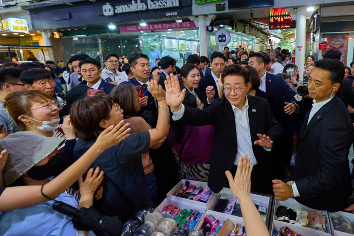 韓国・イ・ジェミョン大統領夫妻が釜山を訪問――市場で「独島エビ」を味わった真意とは