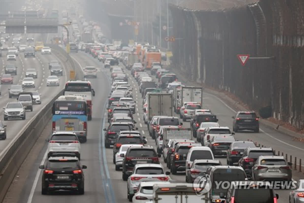 連休初日、高速道路が大渋滞！
