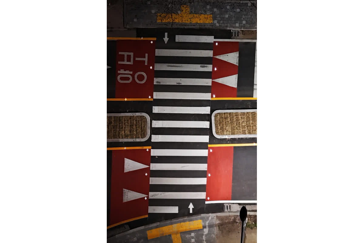 まるで飛行機の滑走路？ソウルで導入が進む「光る横断歩道」の正体とは