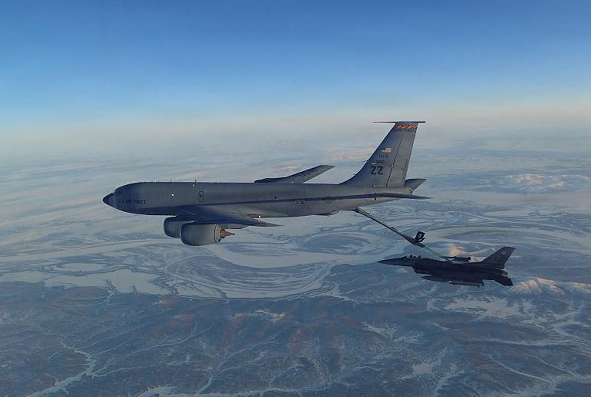米公空中給油機が緊急信号を発信！