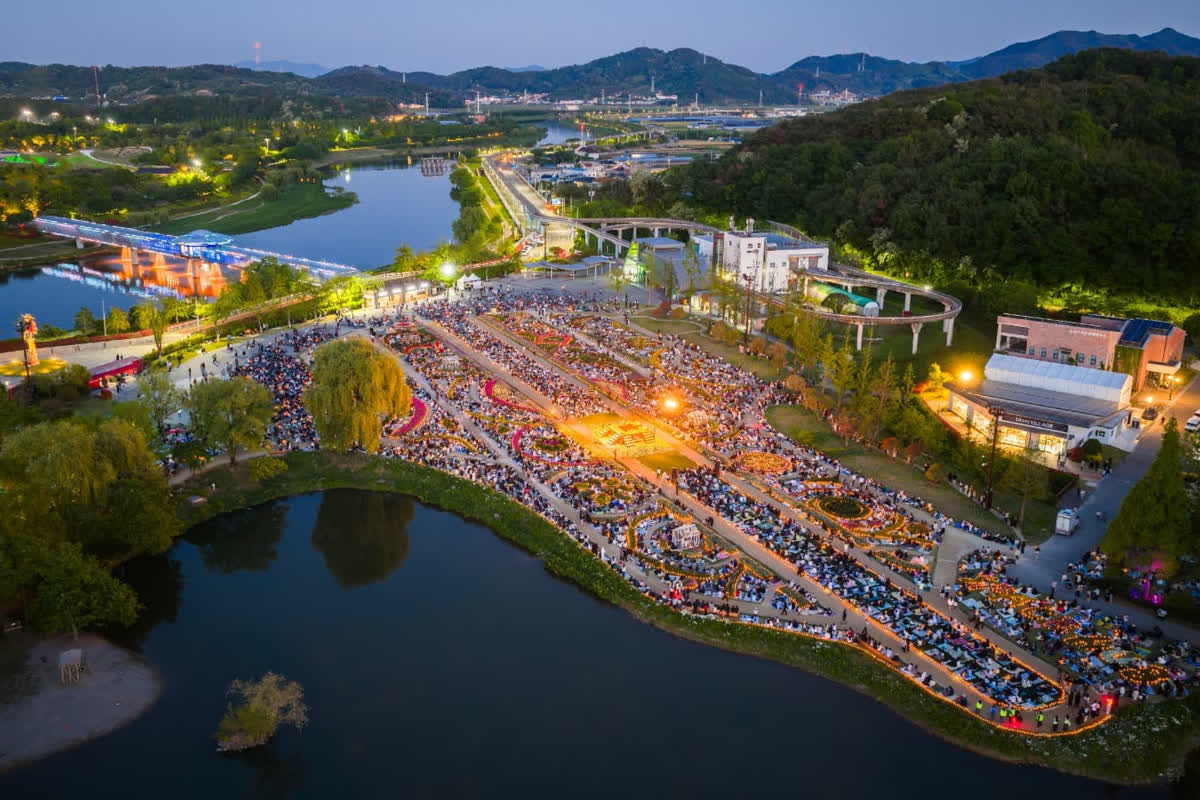夜の国花園で魅せる春の幻想