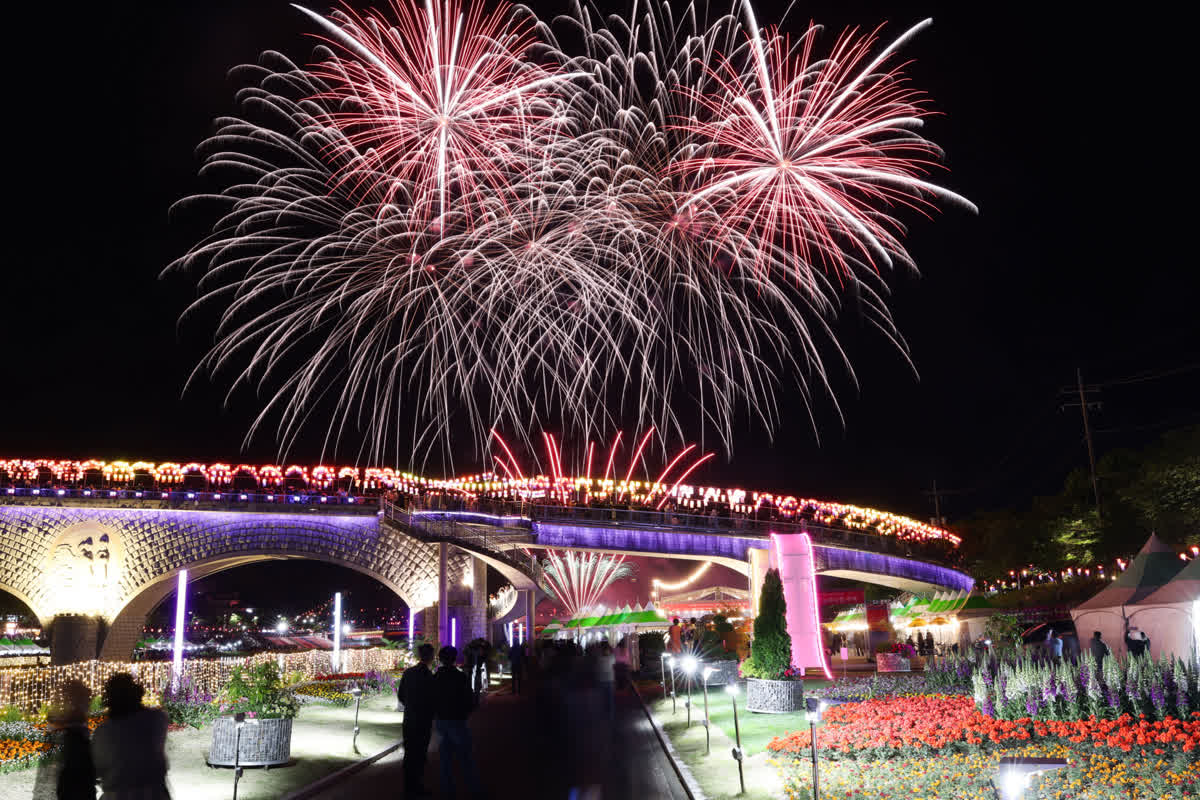 南原の春香祭、愛の光が夜空を彩る