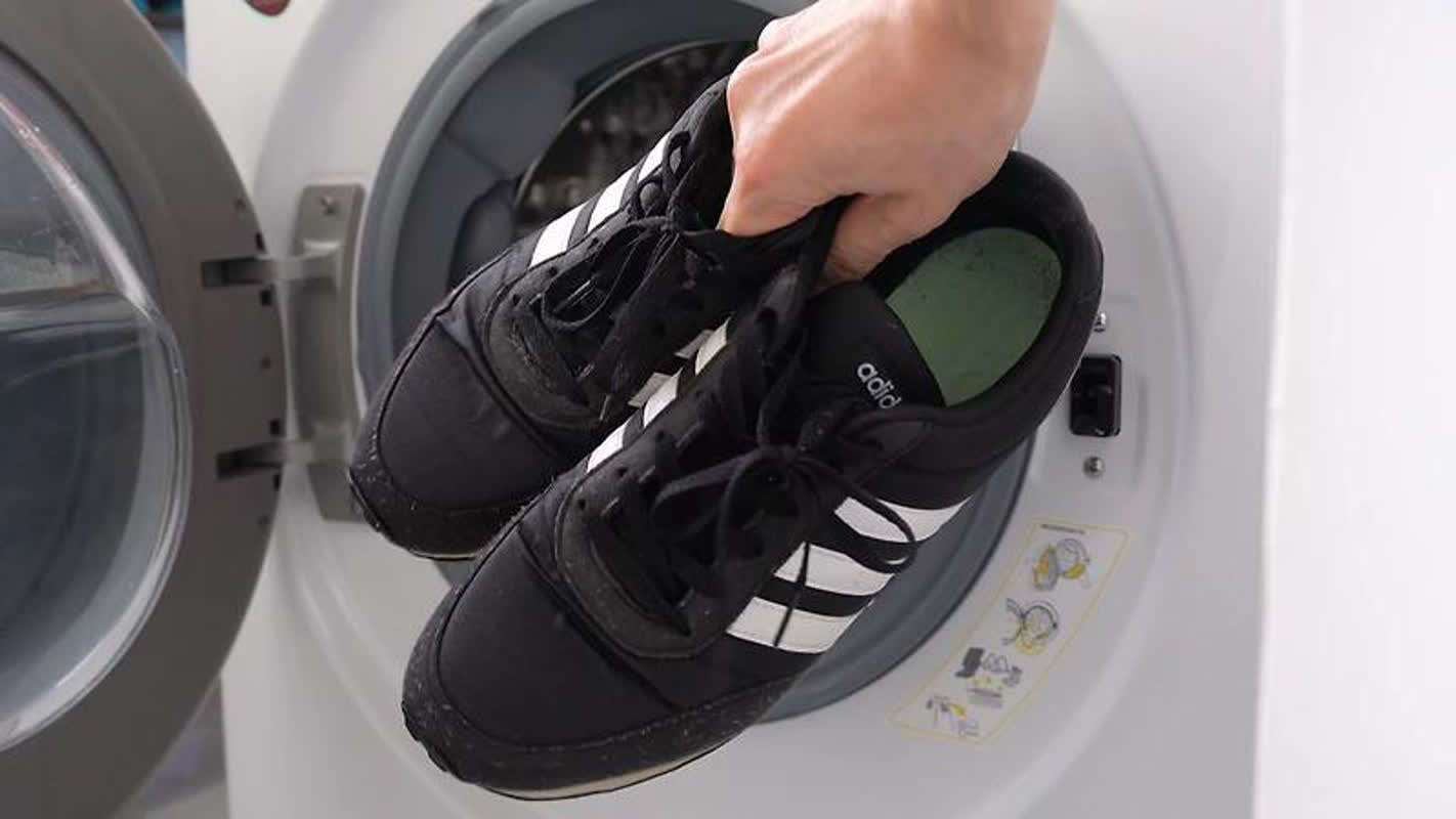 How to Effortlessly Wash Your Sneakers in the Washing Machine: A Step-by-Step Guide