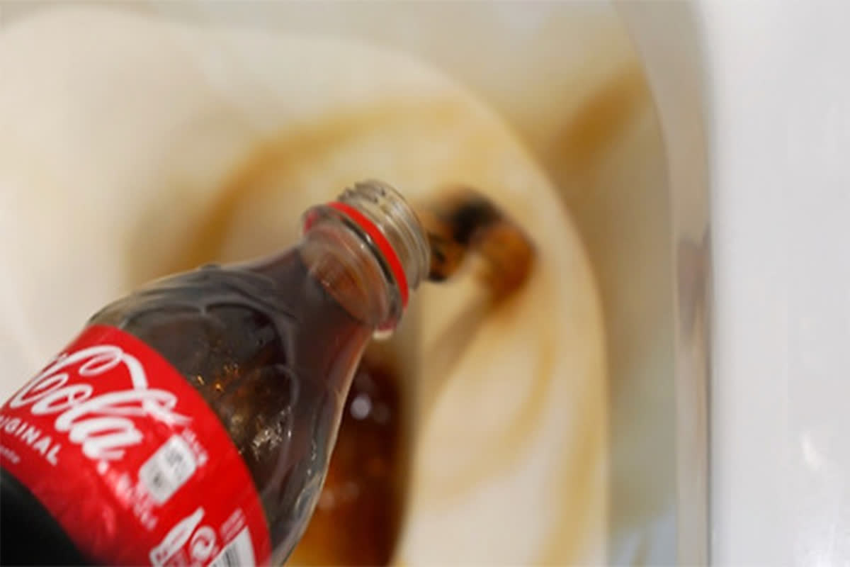 捨てないで！炭酸が抜けたコーラが「最強の掃除道具」に変わる驚きの活用術