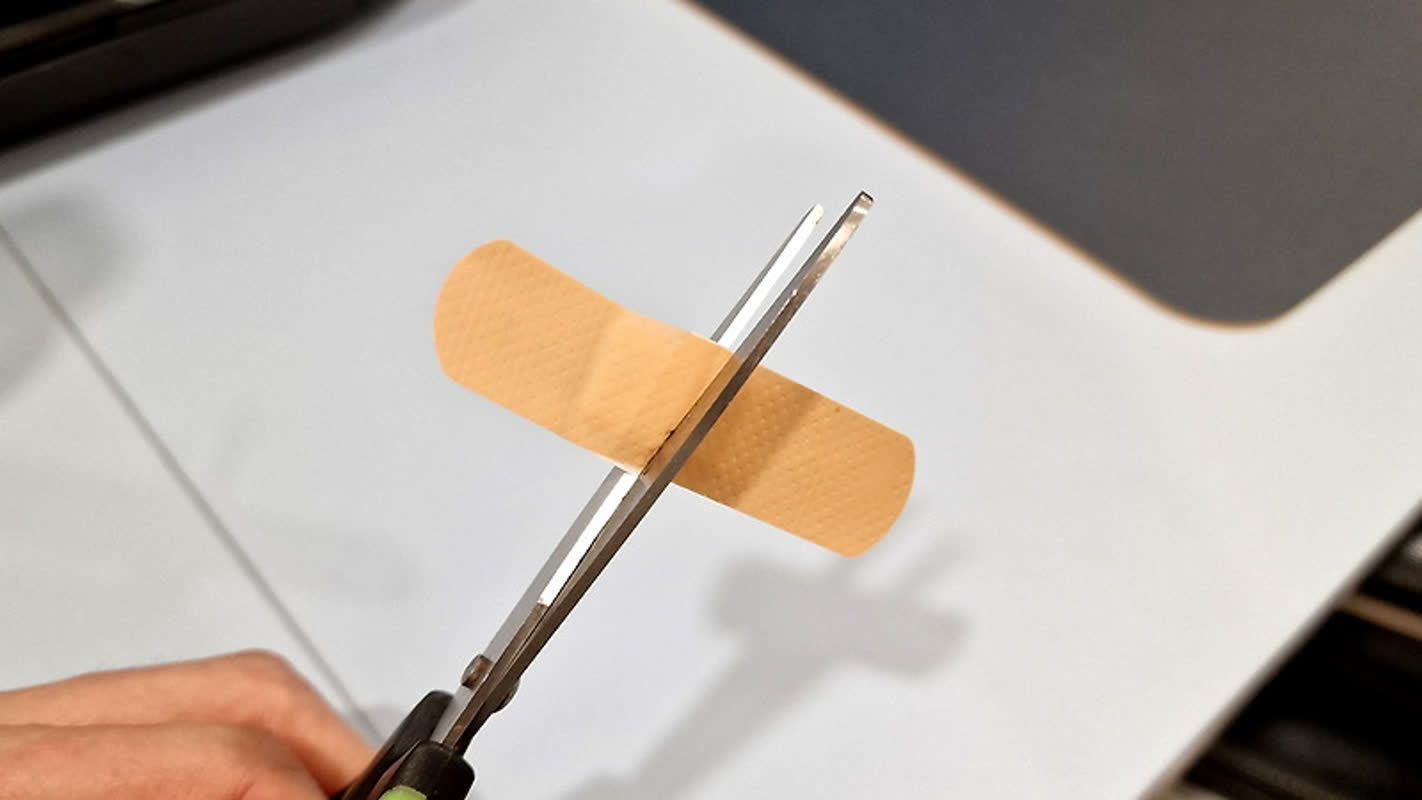 ハサミで2回切るだけ！関節に貼った絆創膏が劇的に使いやすくなる驚きの裏技