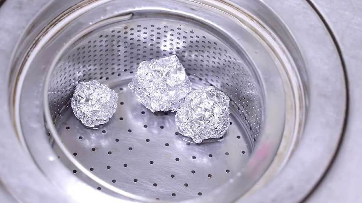 排水口にアルミホイルを3個入れるだけ！面倒な汚れと悪臭を抑える驚きの方法