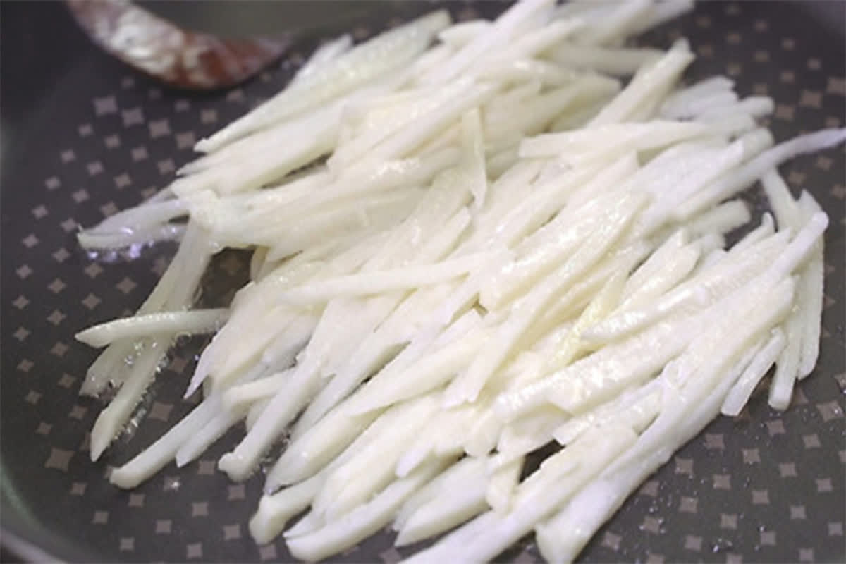 材料はたったこれだけ！外はカリッ、中はしっとり。絶品じゃがいもチヂミの秘密