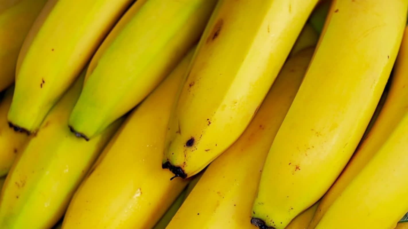 Stop Throwing Away Bananas: Use This Simple Water Trick to Last 10 Days