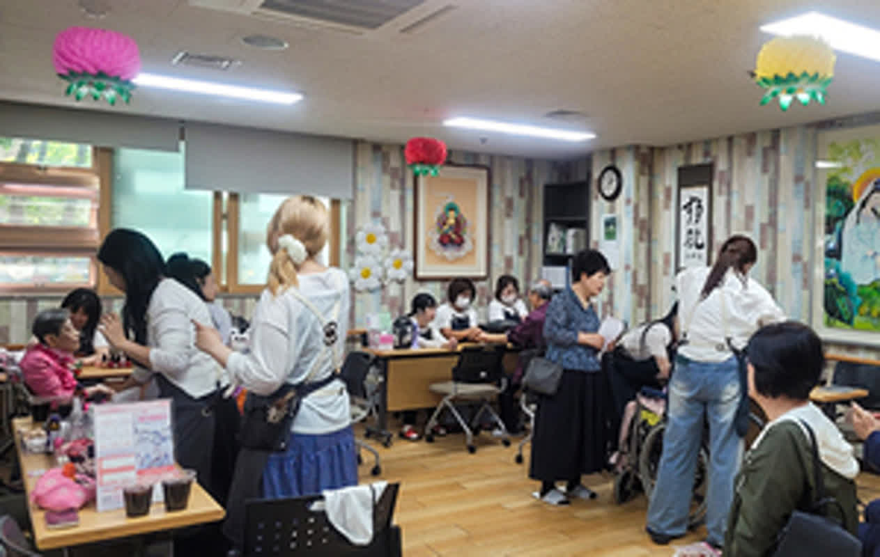 お母さんに感謝！学生たちの心温まる美容ボランティア