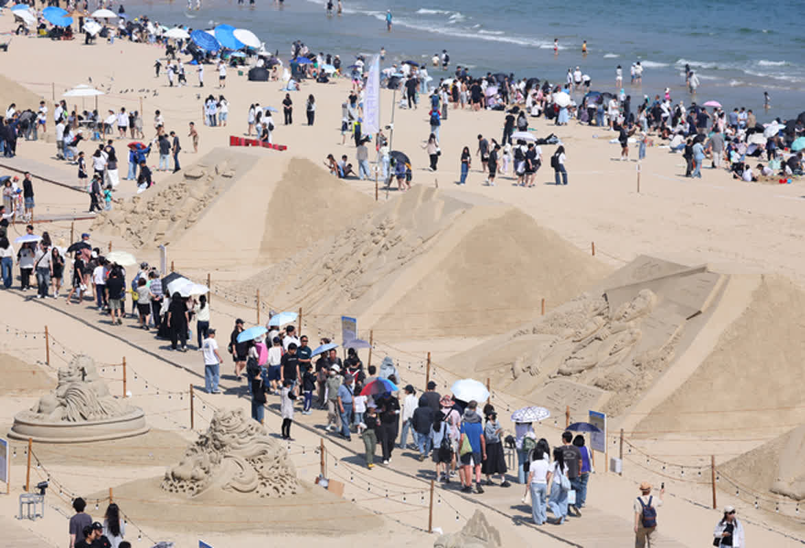 釜山の海で楽しむモ砂祭り、ついに開幕！