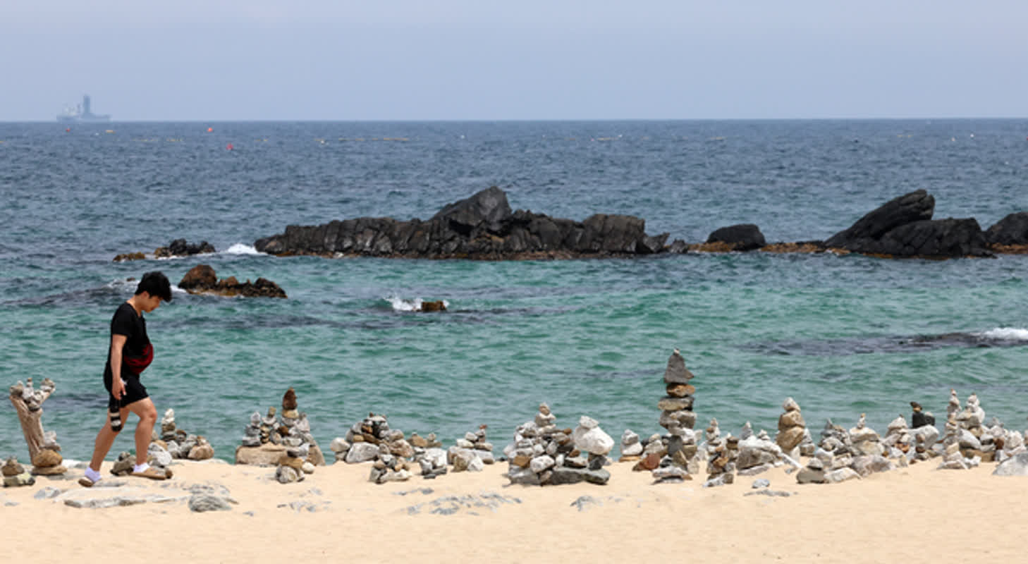 韓国・東海市の海岸に突如現れた「石の塔」――観光客が次々と積み上げる意外な理由とは