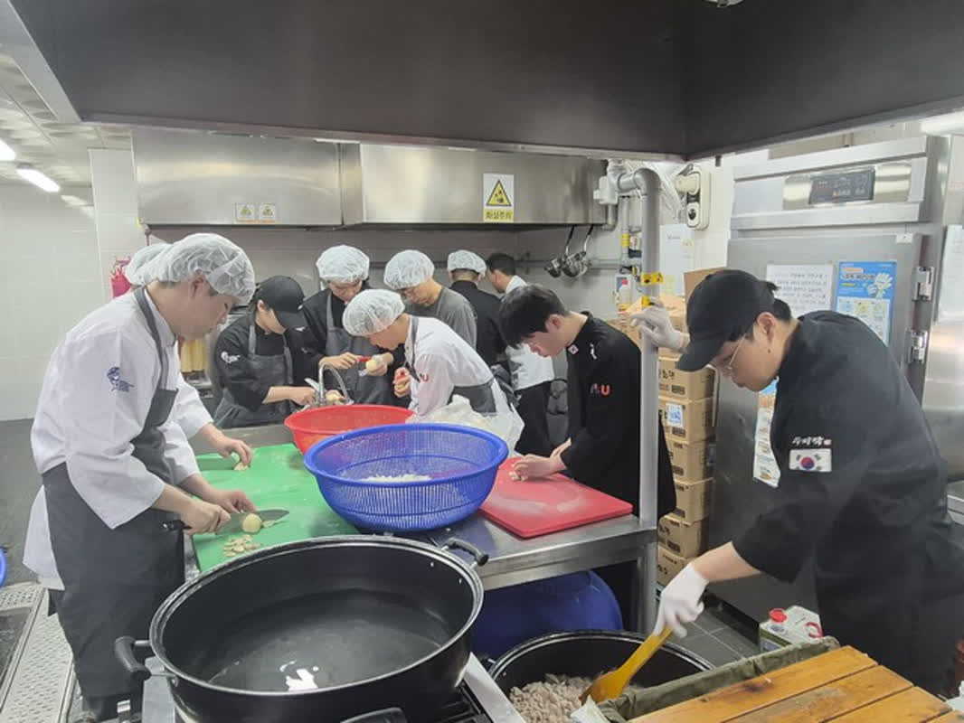 地域貢献！学生たちが心温まる食事を提供