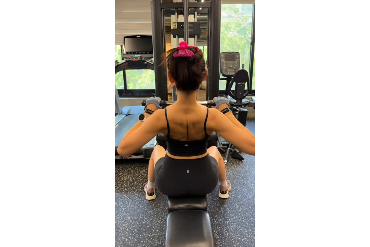 「体重60kgを記録」から驚異の復活へ――韓国モデル・ハン・ヘジンの美背筋の秘密