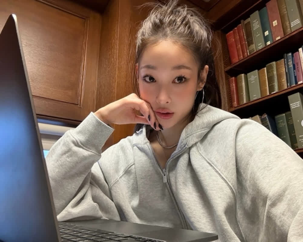 エコノミー席で勉強中のアイドル、ついに公開！