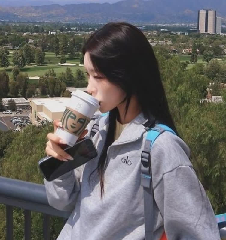 スタバ投稿が火種に？故チェ・ジンシル娘の釈明が「配慮不足」と批判される理由